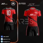 Mẫu áo bóng đá đỏ phối đen J&T Express nổi bật thu hút