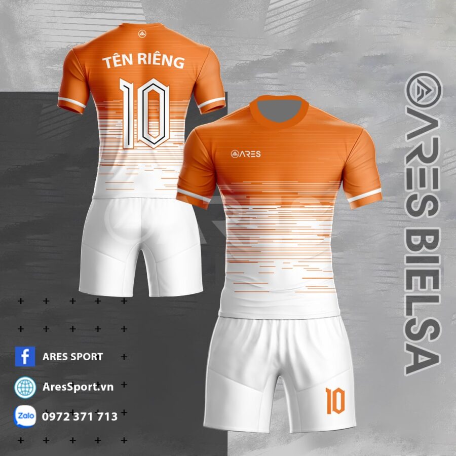 Áo bóng đá không logo ARES Bielsa màu cam nổi bật giữa sân cỏ