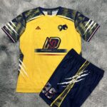 "Mẫu áo bóng đá Nguyễn Định 1990 màu vàng cát - xanh navy, thiết kế mạnh mẽ, vải Mè Cát Thái thoáng mát."