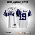 Áo lớp bóng chày SI Spirit màu trắng sọc xanh navy, thiết kế cổ điển, tên lớp Staten Island và số lớn phía sau
