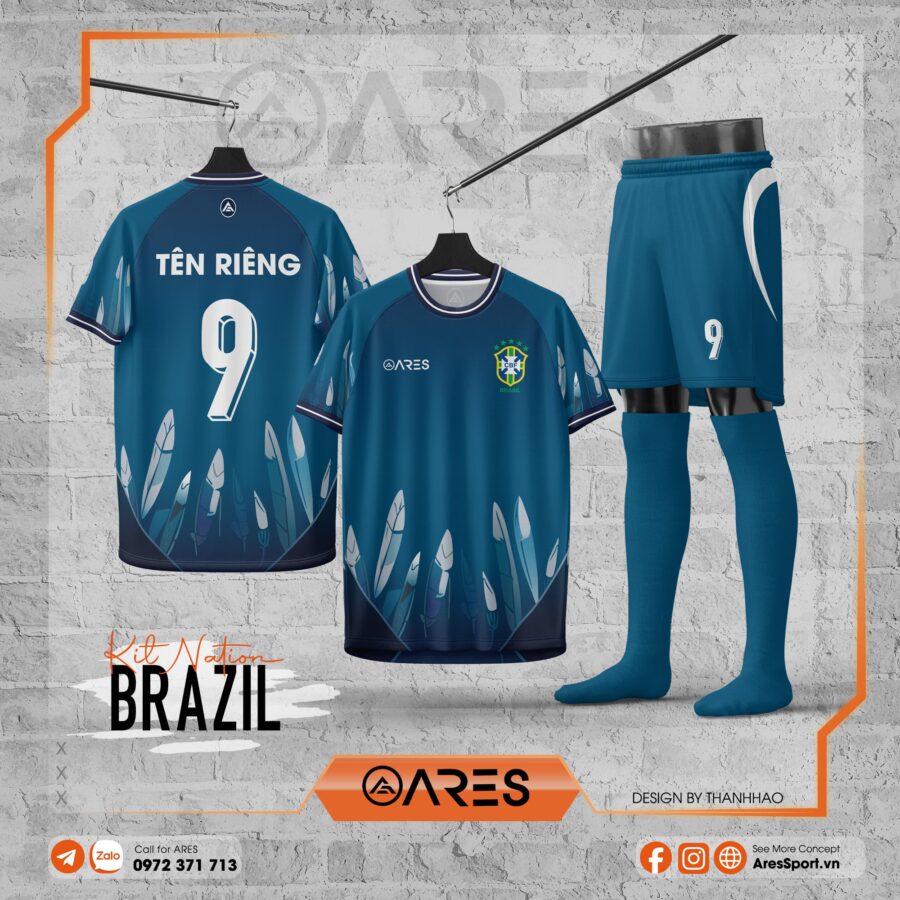 Áo Brazil Lông Vũ thiết kế nền xanh thiên thanh sâu, phối họa tiết lông vũ trắng sắc sảo ở thân và tay áo, tạo nên vẻ đẹp thanh thoát, riêng biệt và đậm cá tính đội bóng.