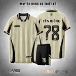 Áo đá banh Desert Crown không logo phối sọc vàng cát và đen cổ điển, thiết kế hoàng kim tối giản, phong cách sang trọng dành cho đội bóng chỉnh chu và yêu sự khác biệt.