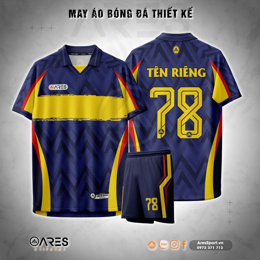 Áo đá banh Lightning Valor không logo với nền xanh navy đậm chất, dải vàng chạy ngang ngực như tia sét, họa tiết hình chữ V liên tục gợi sức mạnh và bản lĩnh sân cỏ.