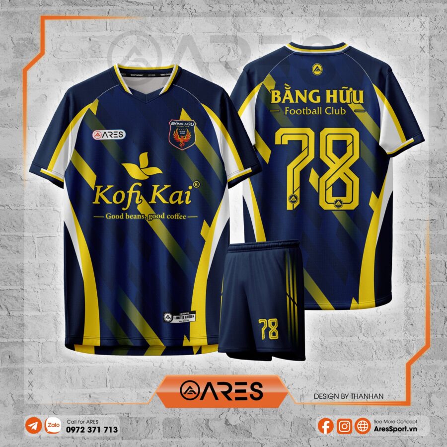 Áo đá banh thiết kế Kofi Kai phối xanh navy – vàng cực ngầu, họa tiết vệt động mạnh, logo thương hiệu Kofi Kai nổi bật, mang tinh thần chuyên nghiệp cho đội bóng doanh nghiệp.