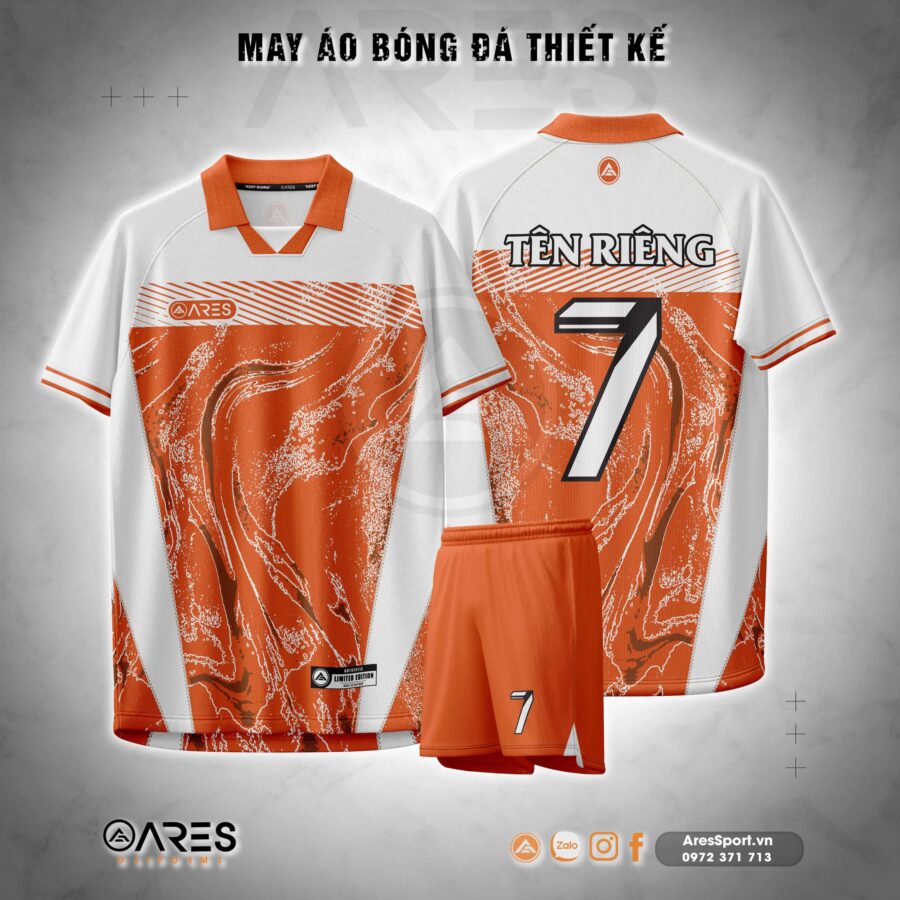 Áo đá banh Lava Drift không logo phối màu cam đất và trắng, họa tiết vân đá tự nhiên như dòng nham thạch cuộn chảy, thiết kế phá cách và đầy khí chất sân cỏ.