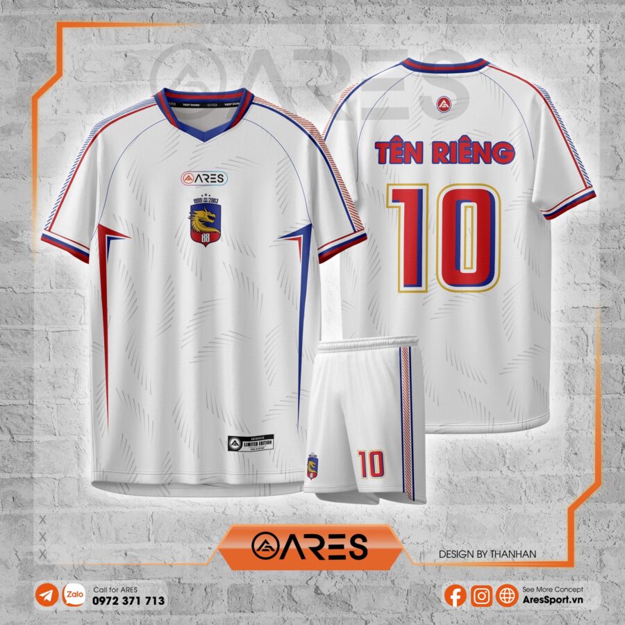 Áo đá banh thiết kế Royal 88 trắng tinh khôi phối viền đỏ xanh, logo hoàng tộc mạnh mẽ, số áo nổi bật, thích hợp cho đội bóng đẳng cấp và đồng đội gắn bó