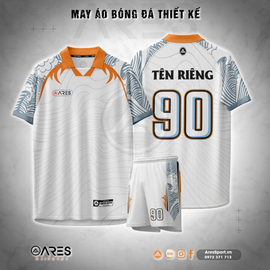 Áo đá banh White Beast không logo màu trắng phối họa tiết sóng xám, điểm nhấn nanh thú trên vai và cổ cam nổi bật, thiết kế hiện đại, sắc nét, dành cho đội bóng mạnh mẽ và khác biệt.