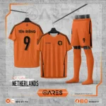 Áo đá banh Hà Lan Ba Sọc Cam với 3 đường viền đen đặc trưng trên vai, màu cam Oranje truyền thống, logo sư tử đen nổi bật, thiết kế retro classic mang đậm bản sắc Netherlands cho đội bóng theo phong cách huyền thoại