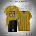 Áo đá banh Dorian Goldwave không logo tông vàng hoàng kim, viền xanh lạnh, họa tiết làn sóng mềm giúp đội đặt thiết kế và in áo đá banh theo yêu cầu nổi bật trên sân