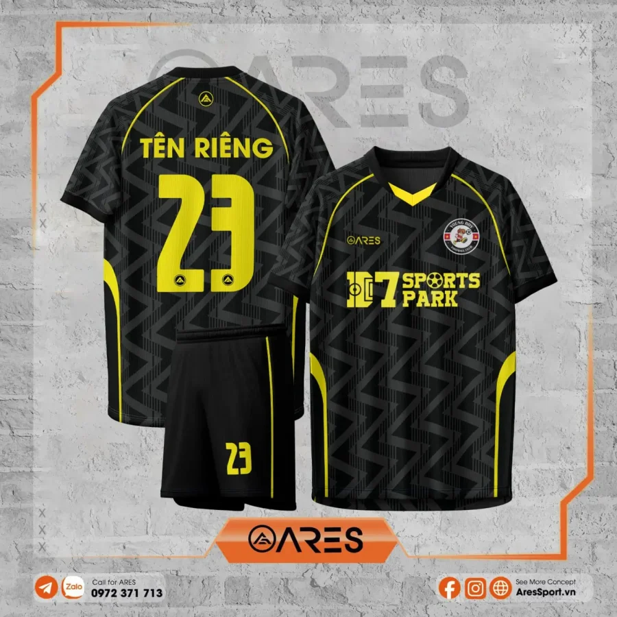 Áo đá banh thiết kế Hellenic Volt D7 sắc đen sấm sét, phối vàng nổi bật, in logo D7 Sports Park theo yêu cầu cho đội bóng doanh nghiệp