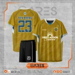 Áo đá banh thiết kế Deep Lagoon Goldwave màu vàng đồng, phối xanh biển sâu, logo Deep Lagoon Sunburst nổi bật cho đội bóng doanh nghiệp du lịch – resort.