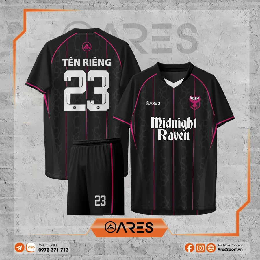 Áo đá banh thiết kế Midnight Ravenline Noir nền đen, sọc hồng mảnh dọc thân, họa tiết vân cánh quạ chìm, logo Midnight Raven ngực trước, số 23 lớn sau lưng, phong cách cá tính cho đội bóng yêu tông đen hồng.