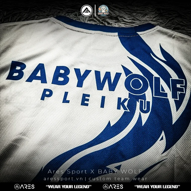 Ảnh chụp thật lưng áo in chữ BABYWOLF PLEIKU cỡ lớn