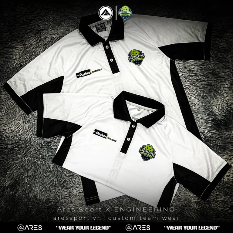 Ảnh chụp thật mặt trước áo polo pickleball trắng đen Engineering Team do ARES may