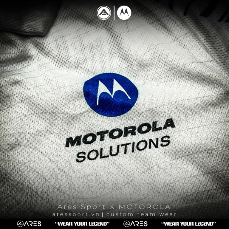 Ảnh chụp thật logo Motorola Solutions thêu giữa ngực áo polo pickleball ARES