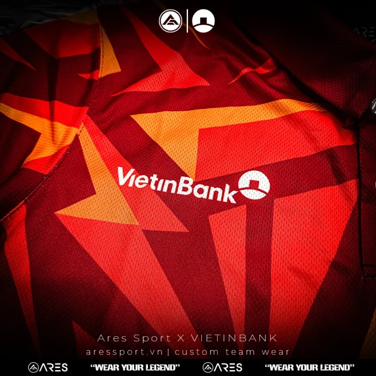 Ảnh chụp thật logo VietinBank in chữ trắng trên nền họa tiết đỏ