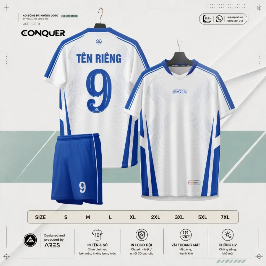 Áo bóng đá không logo ARES Conquer – nền trắng phối xanh dương royal ở vai và sườn, pattern vân xoáy chìm xám nhạt trên thân, mảng xanh royal hình tia viền trắng chạy từ sườn hướng lên, cổ V-neck viền xanh, mặt lưng in tên riêng và số áo xanh royal nổi bật trên nền trắng, quần xanh royal phối viền trắng và số áo trắng, palette trắng xanh royal sạch thể thao mang tinh thần làm chủ thế trận.
