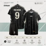 Áo bóng đá không logo ARES Fearless – nền đen phối pattern vân đá cẩm thạch xám chìm trên thân, mảng cong kem ngà ở sườn, hai sọc kem trên vai, cổ V-neck viền kem, mặt lưng in tên riêng và số áo kem nổi bật trên nền đen, quần đen phối viền kem và số áo trắng, palette đen vân cẩm thạch điểm kem mang khí chất mạnh mẽ và sang trọng.
