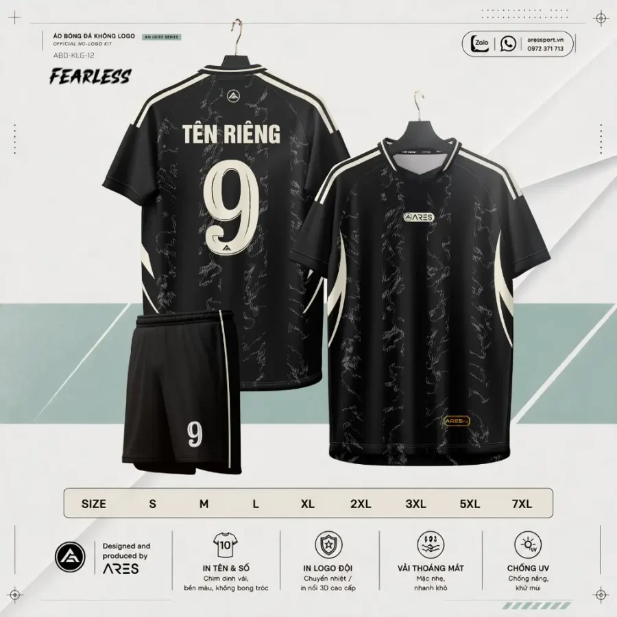 Áo bóng đá không logo ARES Fearless – nền đen phối pattern vân đá cẩm thạch xám chìm trên thân, mảng cong kem ngà ở sườn, hai sọc kem trên vai, cổ V-neck viền kem, mặt lưng in tên riêng và số áo kem nổi bật trên nền đen, quần đen phối viền kem và số áo trắng, palette đen vân cẩm thạch điểm kem mang khí chất mạnh mẽ và sang trọng.