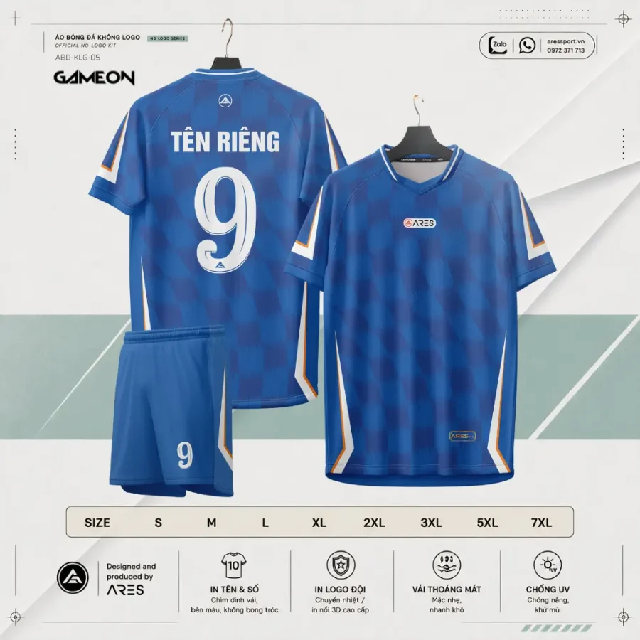Áo bóng đá không logo ARES GameOn – nền xanh dương cobalt sáng phối pattern caro chìm dày đặc toàn thân, dải viền cam-trắng-xanh sắc nét chạy từ vai xuống sườn đối xứng hai bên, cổ V-neck phối tone cobalt, mặt lưng in tên riêng và số 9 trắng nổi bật, quần xanh dương cobalt sọc cam-trắng dọc bên và số 9 trắng, palette cobalt cam trắng mang năng lượng vào trận trẻ trung và quyết đoán.