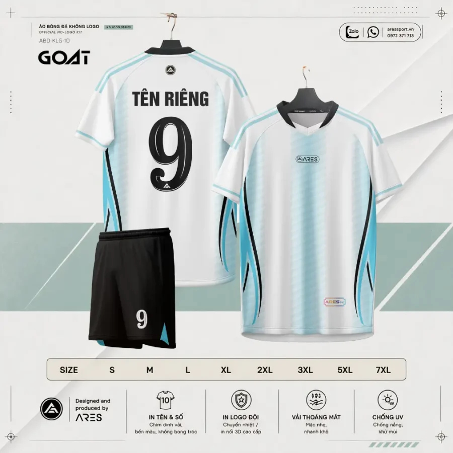 Áo bóng đá không logo ARES Goat – nền trắng tinh phối mảng xanh da trời nhạt chuyển sắc ở vai và sườn, pattern sọc dọc chìm, đường cong đen uốn lượn từ vai xuống sườn, cổ V-neck phối đen, mặt lưng in tên riêng và số áo đen lớn nổi bật trên nền trắng, quần đen phối viền xanh và số áo trắng, palette trắng xanh nhạt thanh thoát mang khí chất vĩ đại ung dung.