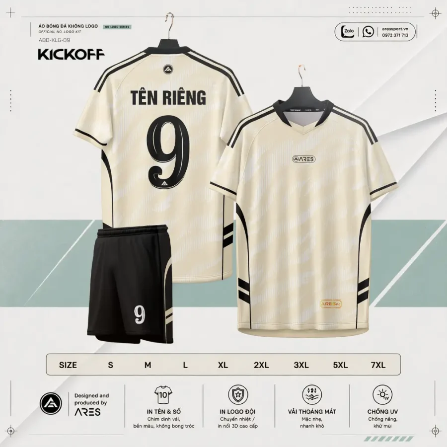 Áo bóng đá không logo ARES KickOff – nền be kem ngà ấm phối pattern sọc dọc chìm trắng kem, viền đen mảnh và hai sọc đen ở vai cùng sườn áo, cổ V-neck viền đen, mặt lưng in tên riêng và số áo đen lớn nổi bật trên nền kem, quần đen phối viền kem và số áo trắng, palette kem đen trung tính cổ điển mang tâm thế khởi đầu chỉn chu.
