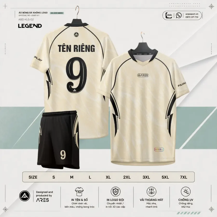 Áo bóng đá không logo ARES Legend – nền vàng kem mịn pha vân lụa tinh tế, đường viền đen mảnh ôm vai và hai bên sườn, motif tia chớp đen cách điệu chạy từ nách xuống sườn, cổ V-neck phối đen, mặt lưng in tên riêng và số 9 đen lớn, quần đen kèm số áo vàng kem, palette kem đen toát lên khí chất huyền thoại cổ điển châu Âu.