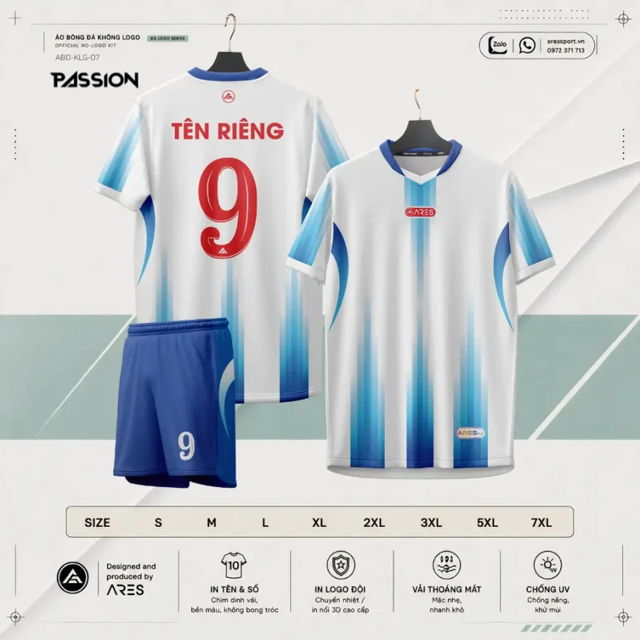 Áo bóng đá không logo ARES Passion – nền trắng tinh phối dải gradient xanh dương chuyển từ đậm sang xanh da trời nhạt chạy dọc thân và uốn cong bên sườn, cổ V-neck viền xanh dương, mặt lưng in tên riêng và số áo màu đỏ nổi bật trên nền trắng, quần xanh dương phối mảng gradient và số áo trắng, palette trắng xanh đỏ mang nhiệt huyết bền bỉ trong sáng.