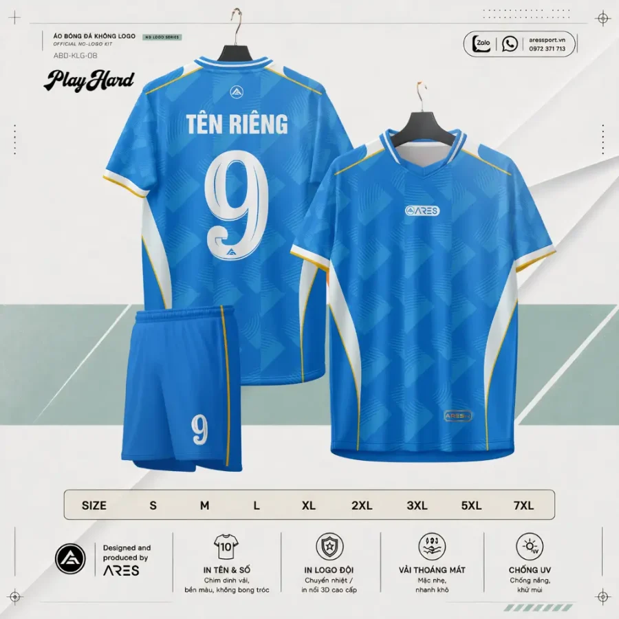 Áo bóng đá không logo ARES PlayHard – nền xanh dương sky azure phối pattern hình học chìm toàn thân, dải viền trắng và vàng kim chạy từ vai xuống sườn, mảng trắng cong bên hông, cổ V-neck viền trắng vàng, mặt lưng in tên riêng và số áo trắng nổi bật, quần xanh dương phối số áo trắng, palette xanh trời điểm vàng kim mang tinh thần nỗ lực bền bỉ và chỉn chu.