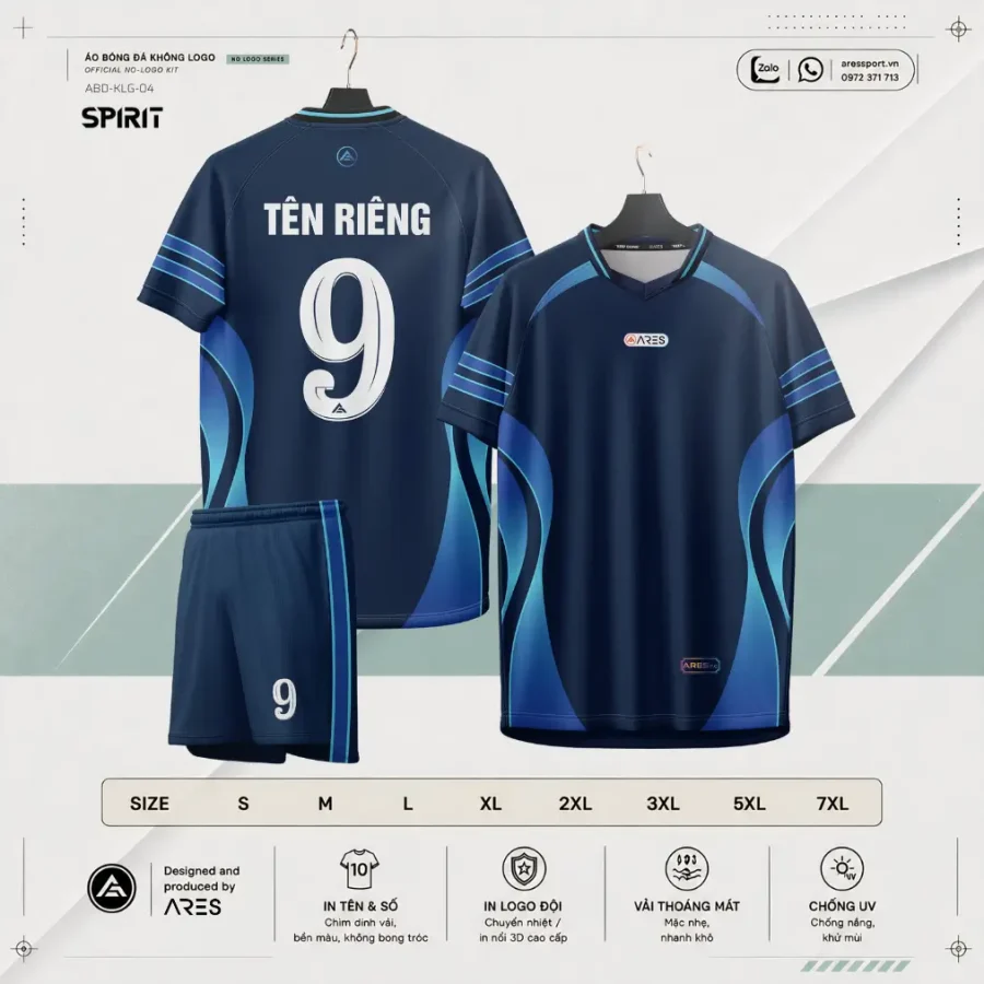 Áo bóng đá không logo ARES Spirit – nền xanh navy đậm, dải xanh dương gradient uốn cong từ vai xuống sườn đối xứng hai bên thân áo, ba sọc xanh dương ngang trên tay áo, cổ V-neck phối navy, mặt lưng in tên riêng và số 9 trắng nổi bật, quần navy phối sọc xanh dương dọc bên cạnh và số 9 trắng, palette navy xanh dương mang khí thế đại dương sâu thẳm và đầy nội lực.