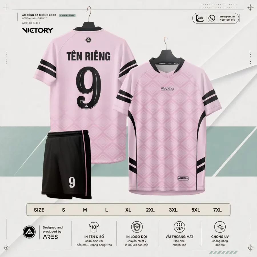 Áo bóng đá không logo ARES Victory Pink – nền hồng pastel pha pattern hình thoi geometric trắng dày đặc, viền đen mảnh chạy từ cổ xuống nách rồi vòng sang sườn, hai dải sọc đen ngang trên tay áo, cổ V-neck phối đen, mặt lưng in tên riêng và số 9 đen lớn trên nền hồng, quần đen có sọc hồng dọc bên cạnh và số 9 trắng, palette hồng pastel pha đen mang khí thế tiên phong hiện đại.