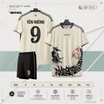 Áo bóng đá không logo ARES Vikings – nền trắng kem ngà, hai sọc đen chạy dọc vai và tay áo, đồ họa chiến binh cùng cành hoa anh đào và nét calligraphy đen ở nửa thân dưới, cổ V-neck viền đen, mặt lưng in tên riêng và số 9 đen lớn trên nền kem, quần đen phối viền kem và số 9 vàng kem, palette kem đen mang dũng khí mạnh mẽ của kẻ chinh phục.
