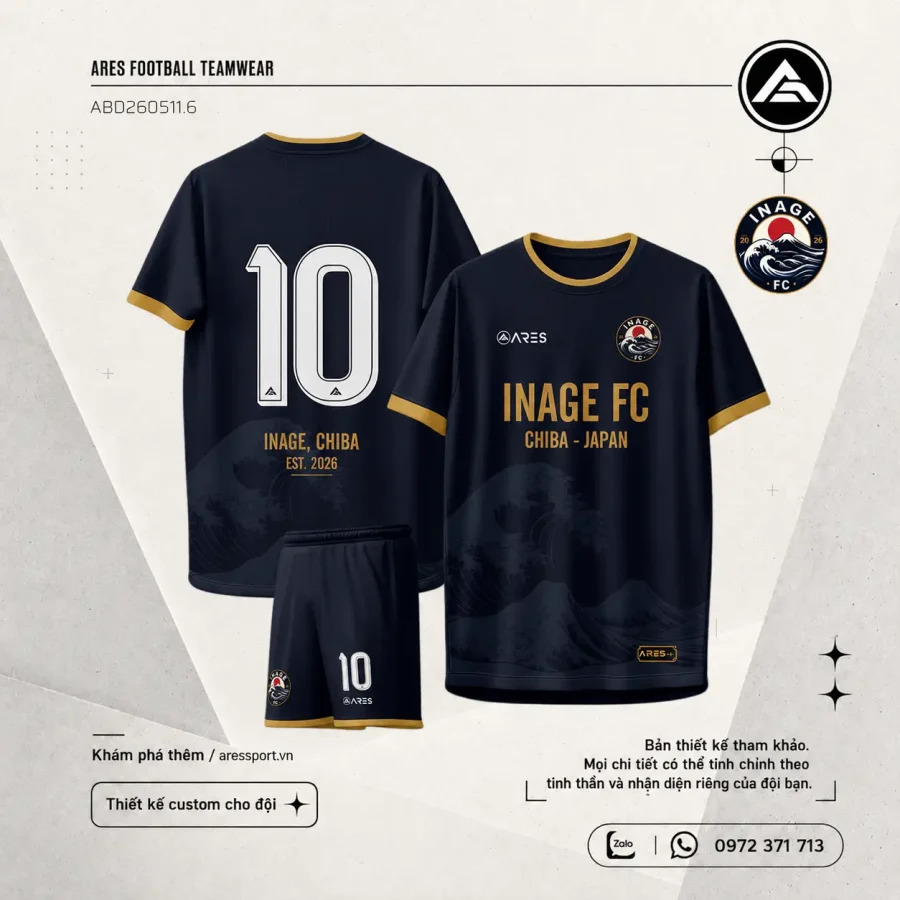 Áo đá banh thiết kế INAGE FC nền navy đậm phối vàng đồng, logo sóng biển Nhật Bản, chữ INAGE FC nổi bật trước ngực và số 10 trắng sau lưng.