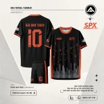 Áo đá banh thiết kế SPX Sài Gòn Tiger nền đen phối cam đỏ, họa tiết bản đồ giao vận, điểm ghim vị trí, skyline thành phố và logo SPX Express nổi bật.