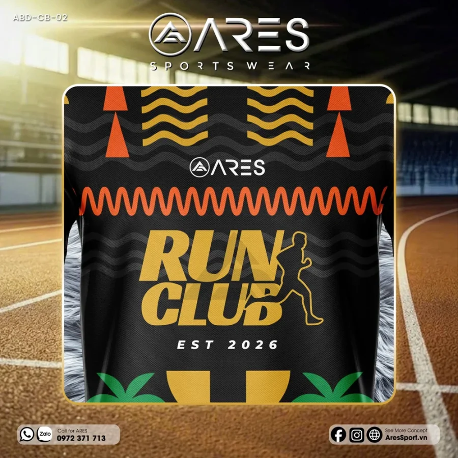 Mặt trước áo chạy bộ ARES màu đen, chữ RUN CLUB EST 2026 và hình người chạy, họa tiết thổ cẩm cam vàng xanh lá