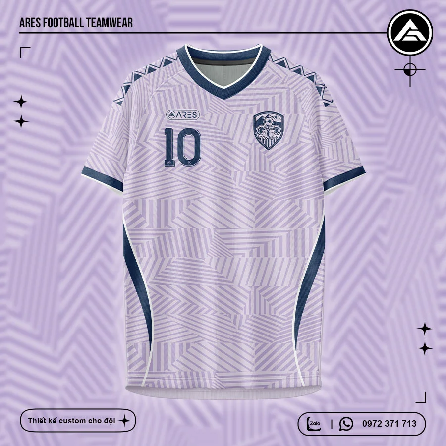 Áo bóng đá tự thiết kế Lavender tím navy ABD-TK-25 mặt trước — lavender tím nhạt phối navy đậm, sọc chéo geometric, số 10 navy, nền lưới