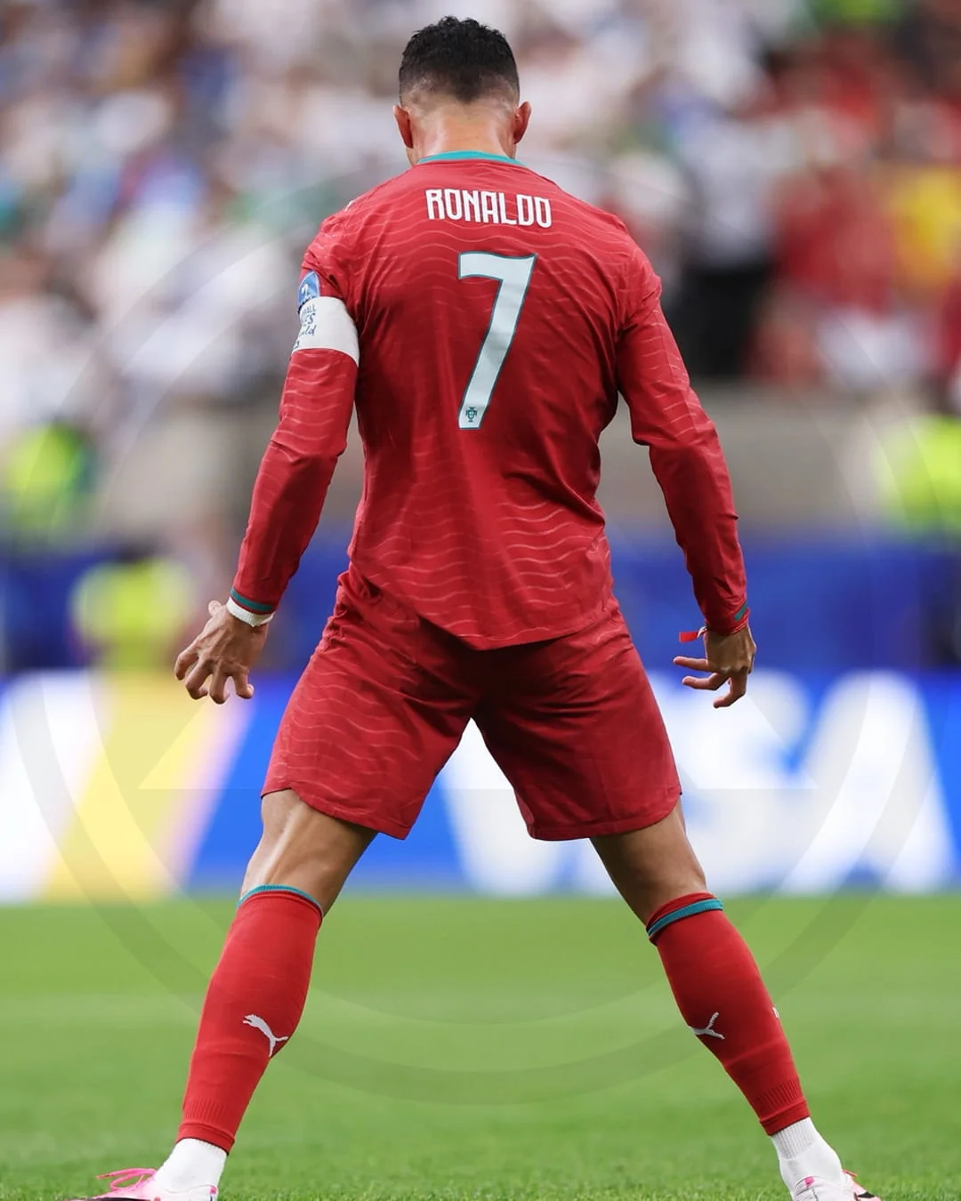 Lưng áo Ronaldo số 7 Bồ Đào Nha của Puma, vớ Puma và giày Nike hồng thể hiện rõ trên sân