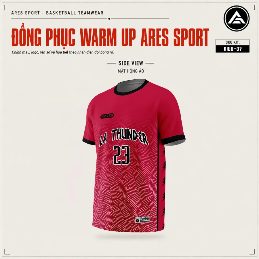 Áo warmup bóng rổ LA Thunder nhìn từ mặt hông, dải tia sét đen chạy dọc sườn, nền đỏ đô