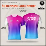 Áo chạy bộ Magenta Wave hồng chuyển tím và xanh da trời, tay trắng, cổ tròn hồng, mockup mặt trước và mặt sau