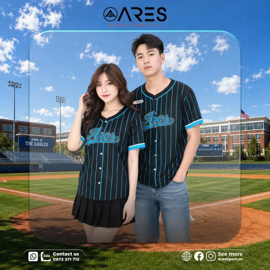 Nam nữ sinh mặc áo lớp bóng chày Midnight Teal đen sọc xanh ngọc phối jeans và chân váy
