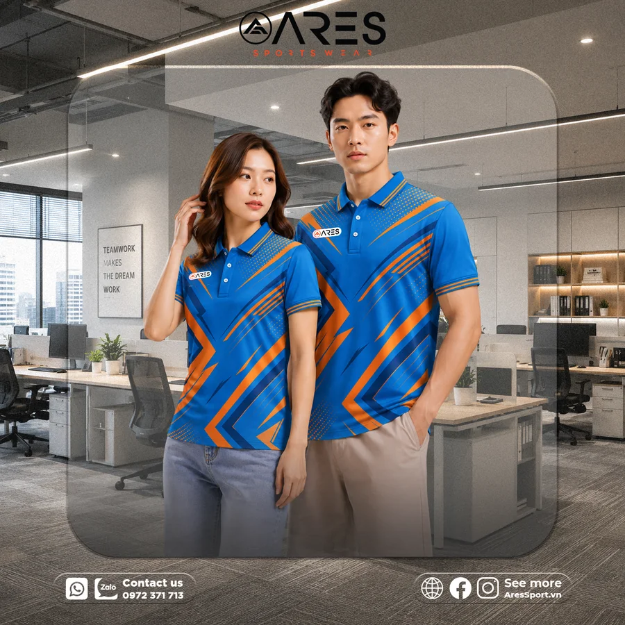 Áo polo đồng phục xanh dương cam mũi tên Nhân viên nam nữ mặc áo polo đồng phục xanh dương cam mũi tên tại văn phòng
