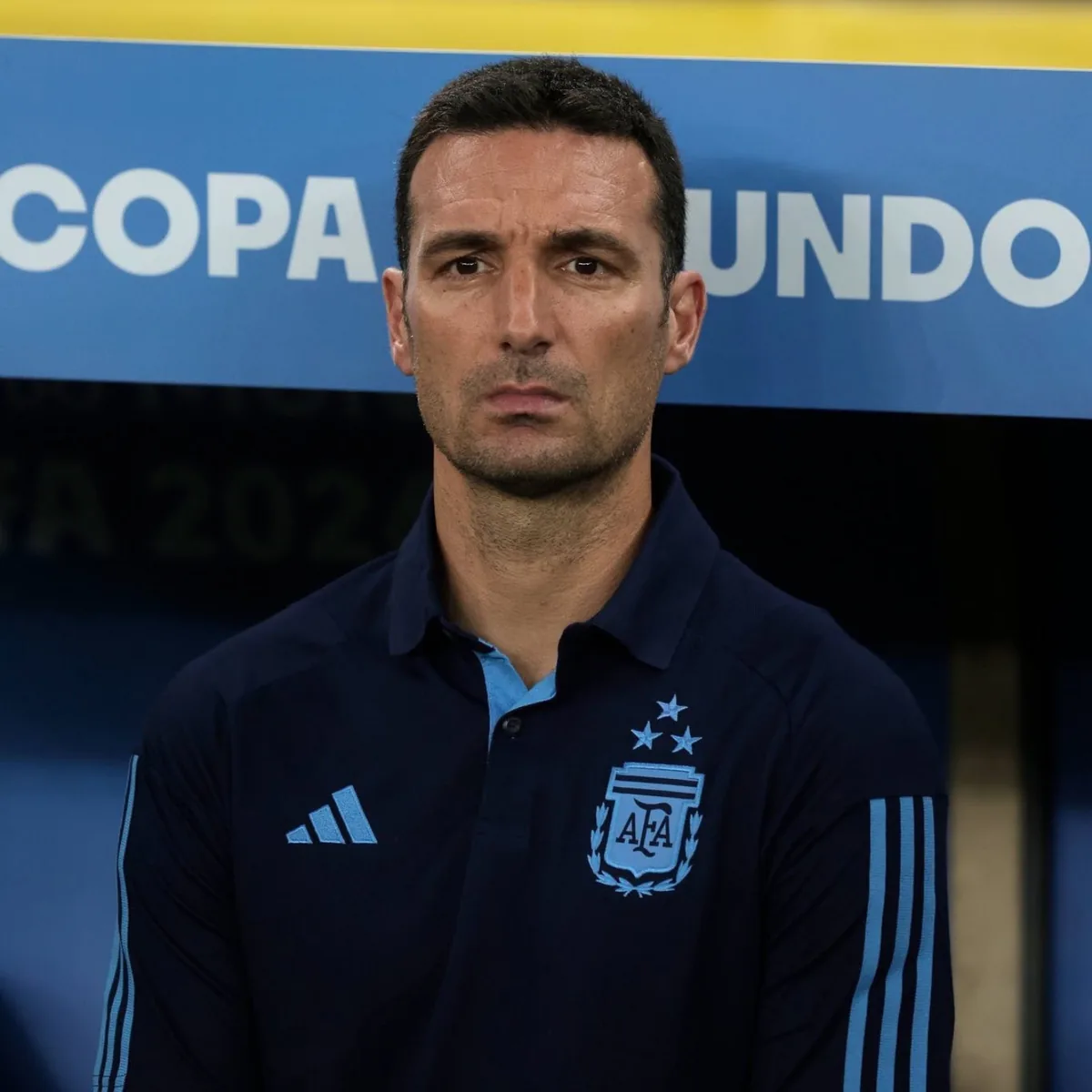 HLV Scaloni mặc áo polo adidas navy 3 sao của tuyển Argentina