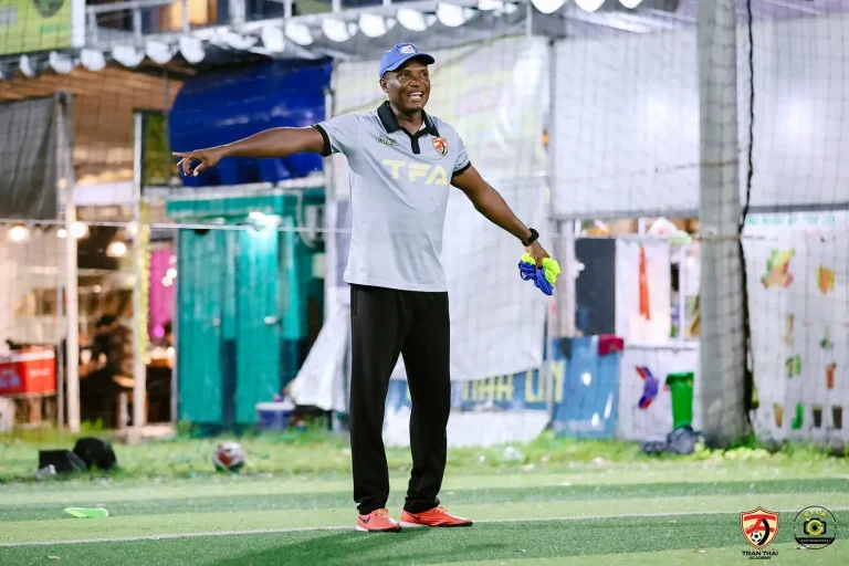 Áo coach bóng đá: 18 mẫu polo huấn luyện viên của 4 hãng lớn và cách chọn cho đội mình HLV TFA mặc áo polo coach ARES cổ đen chỉ đạo bên đường biên