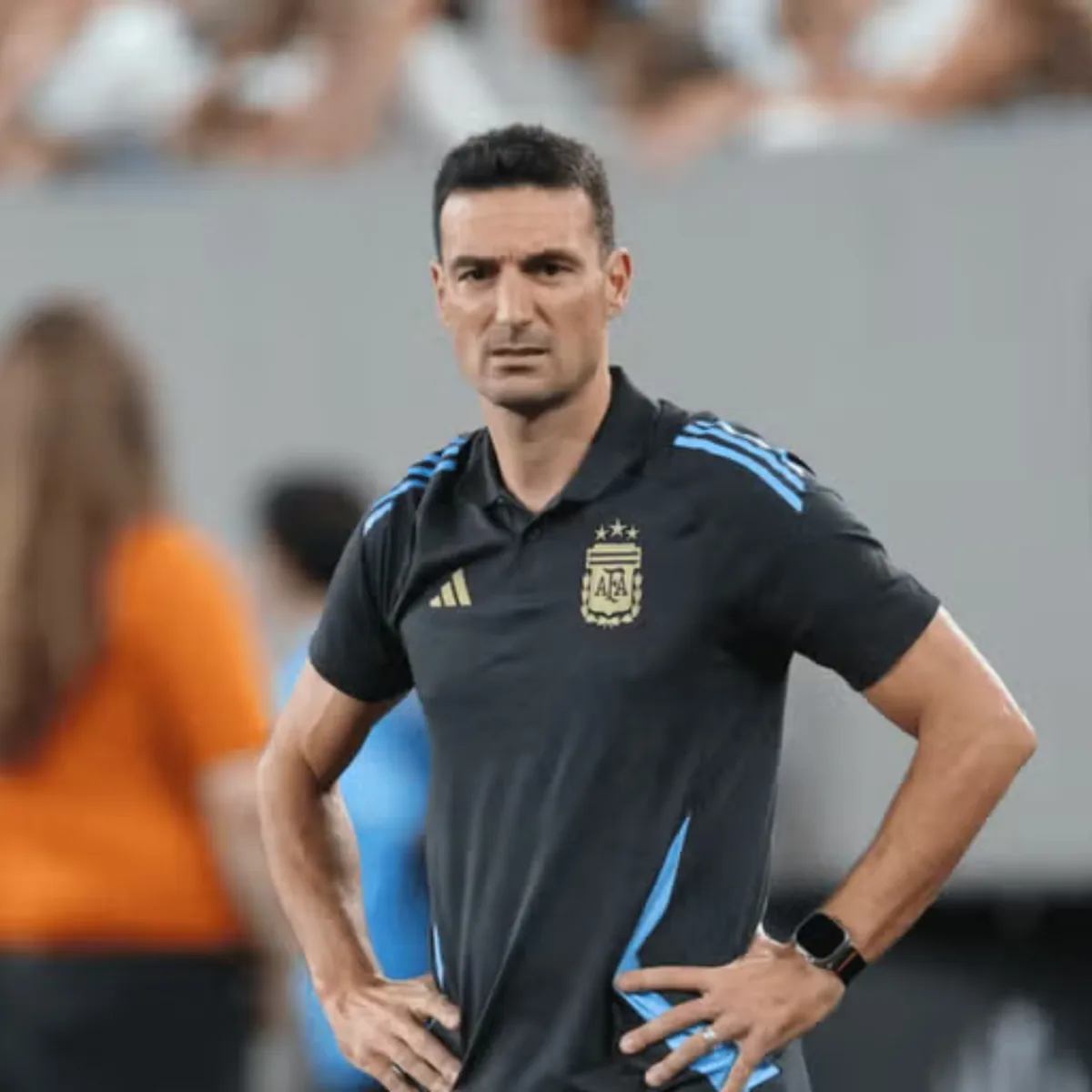 HLV Scaloni mặc áo polo đen phối xanh da trời của tuyển Argentina