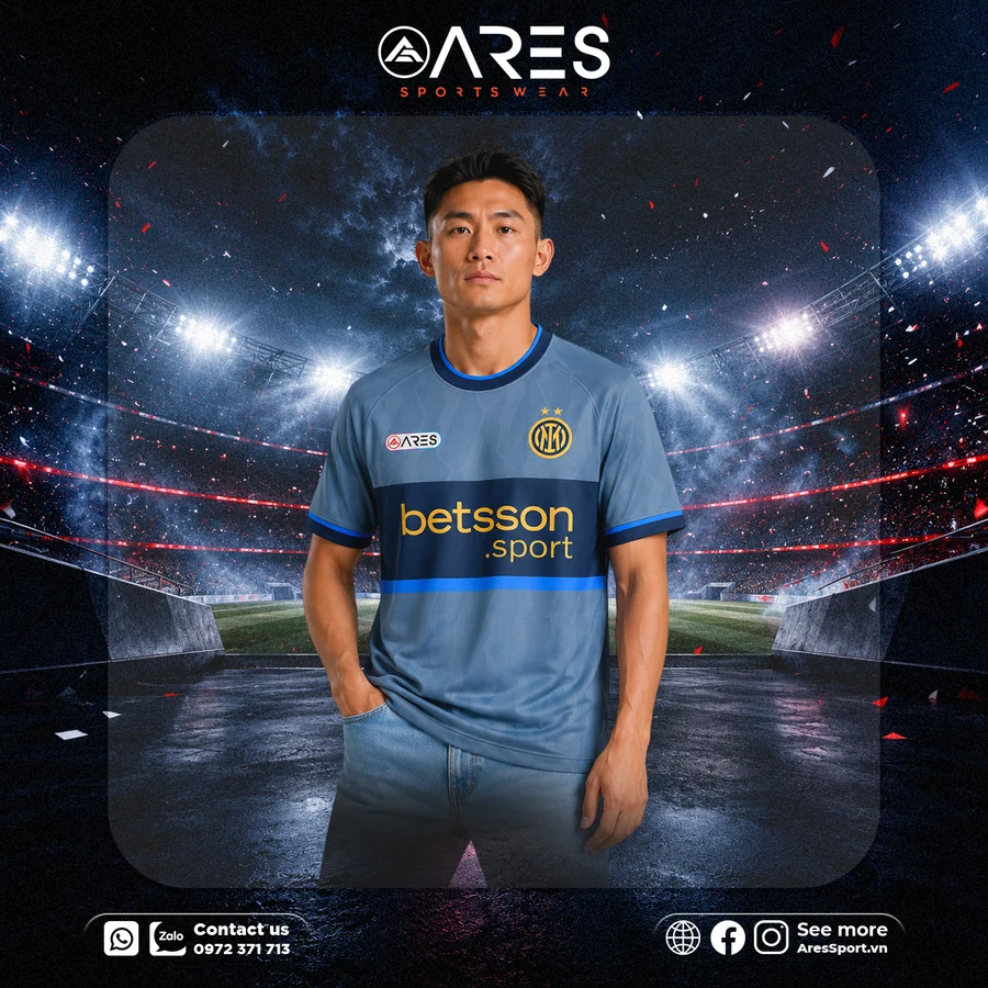 Áo Bóng Đá CLB Inter Milan Xanh Xám Người mẫu mặc áo bóng đá CLB Inter Milan xanh xám, logo ARES ngực phải, nền sân vận động