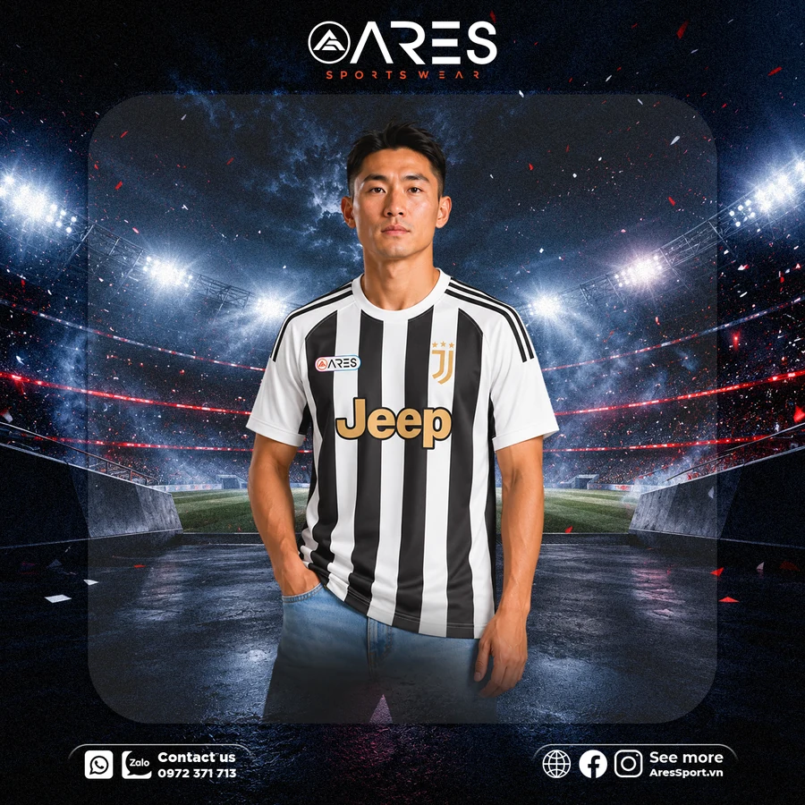 Áo Bóng Đá CLB Juventus Đen Trắng Sọc Người mẫu mặc áo bóng đá CLB Juventus đen trắng sọc, logo ARES ngực phải, nền sân vận động