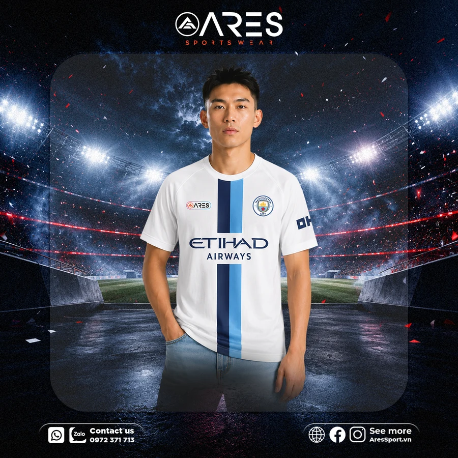 Áo Bóng Đá CLB Man City Trắng Sọc Navy Người mẫu mặc áo bóng đá CLB Man City trắng sọc navy, logo ARES ngực phải, nền sân vận động