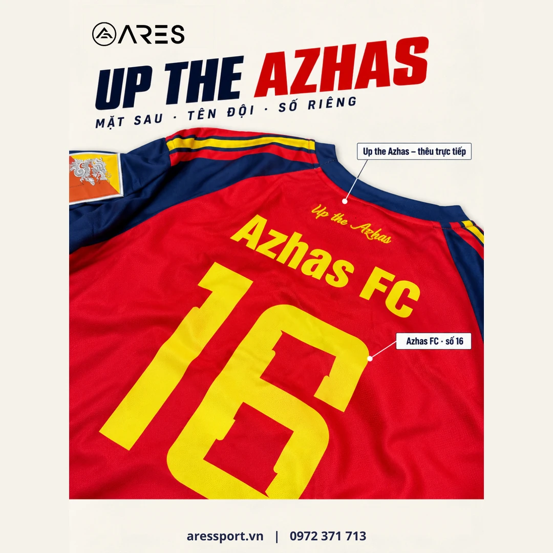 Lưng áo bóng đá Azhas FC màu đỏ với chữ Azhas FC phía trên số 16 vàng và dòng Up the Azhas thêu ở cổ sau