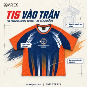 Ảnh minh họa áo đá bóng trường TIS màu navy cam, logo trường giữa ngực, bông lúa hai vai, sọc dọc thân dưới