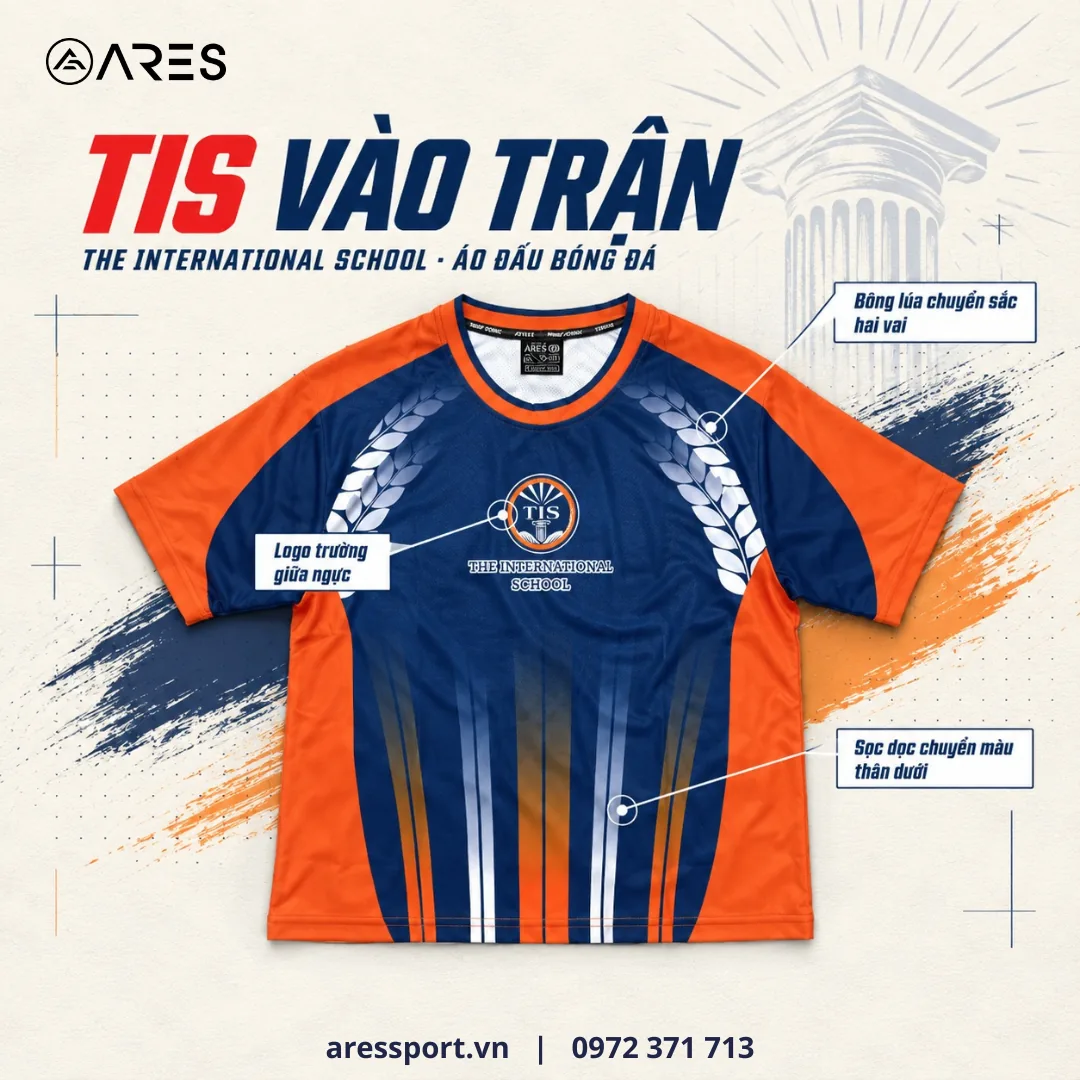 Ảnh minh họa áo đá bóng trường TIS màu navy cam, logo trường giữa ngực, bông lúa hai vai, sọc dọc thân dưới